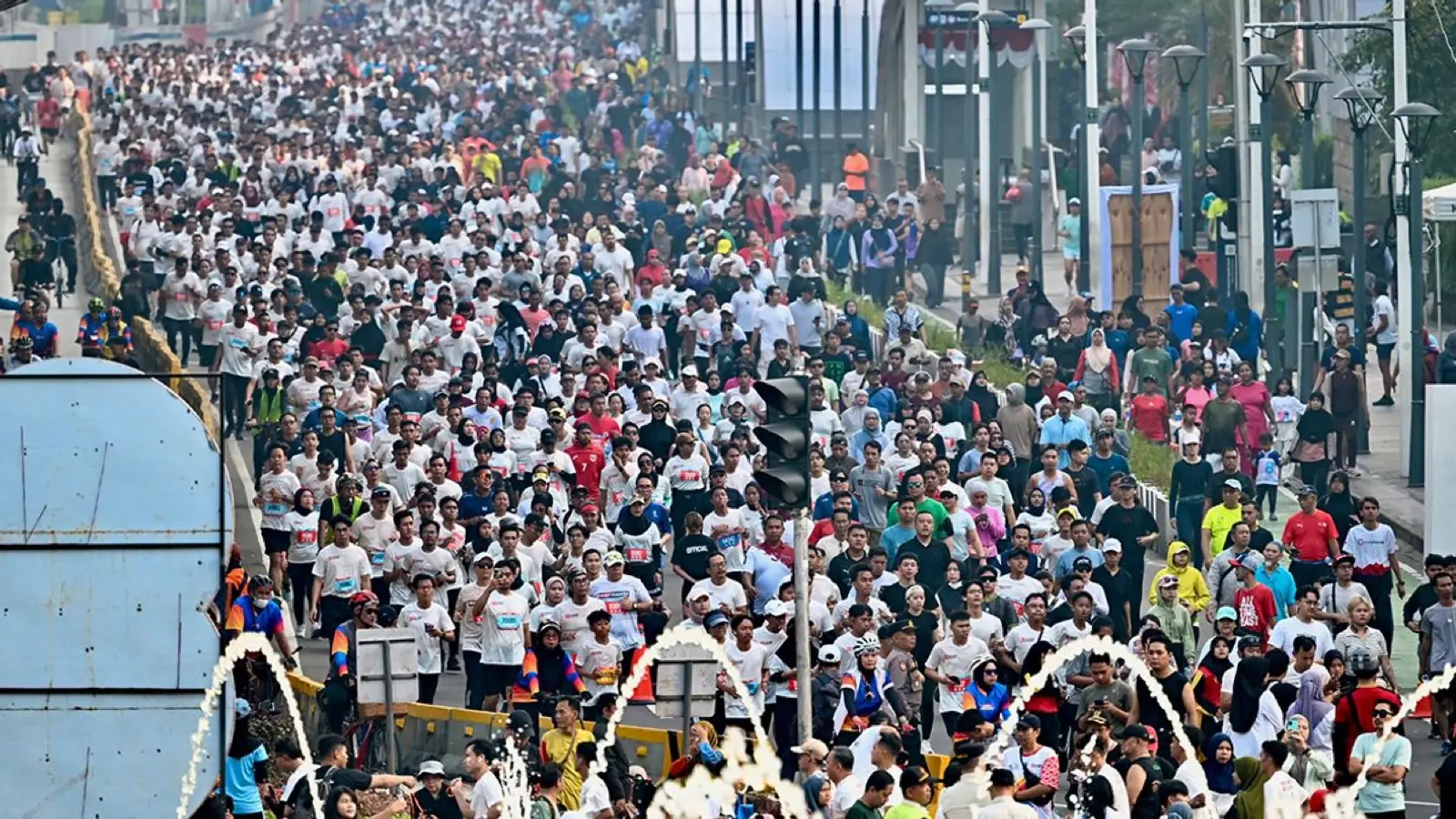 Ribuan peserta Merdeka Run 8.0K memadati jalan protokol Jakarta