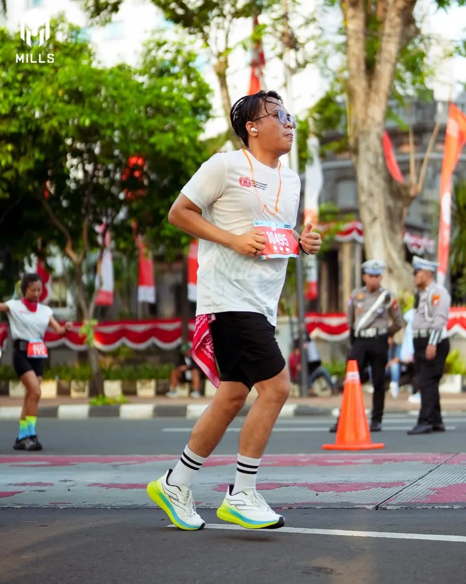 Pelari Merdeka Run 8.0K melaju di lintasan