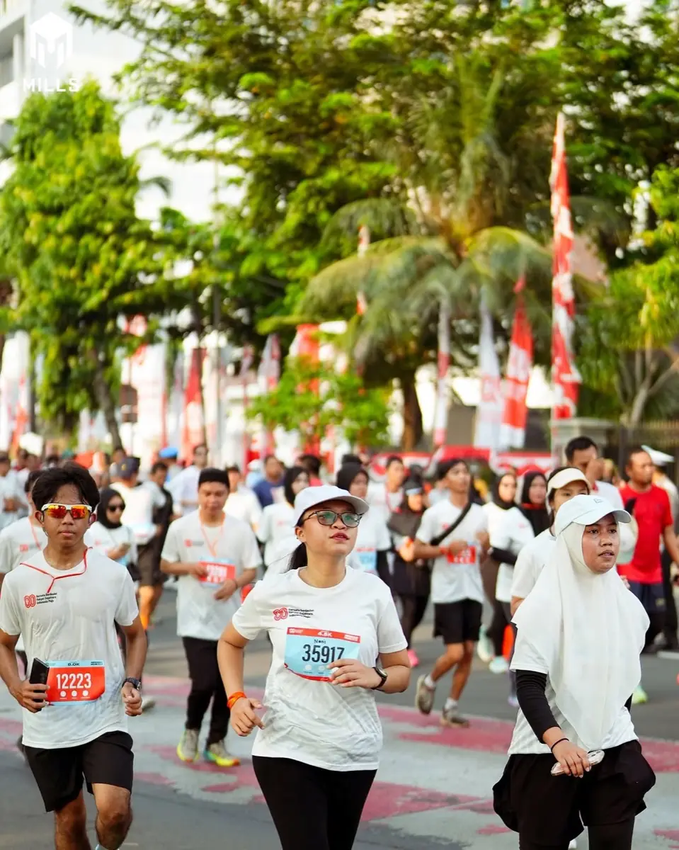 Peserta berlari dengan penuh semangat